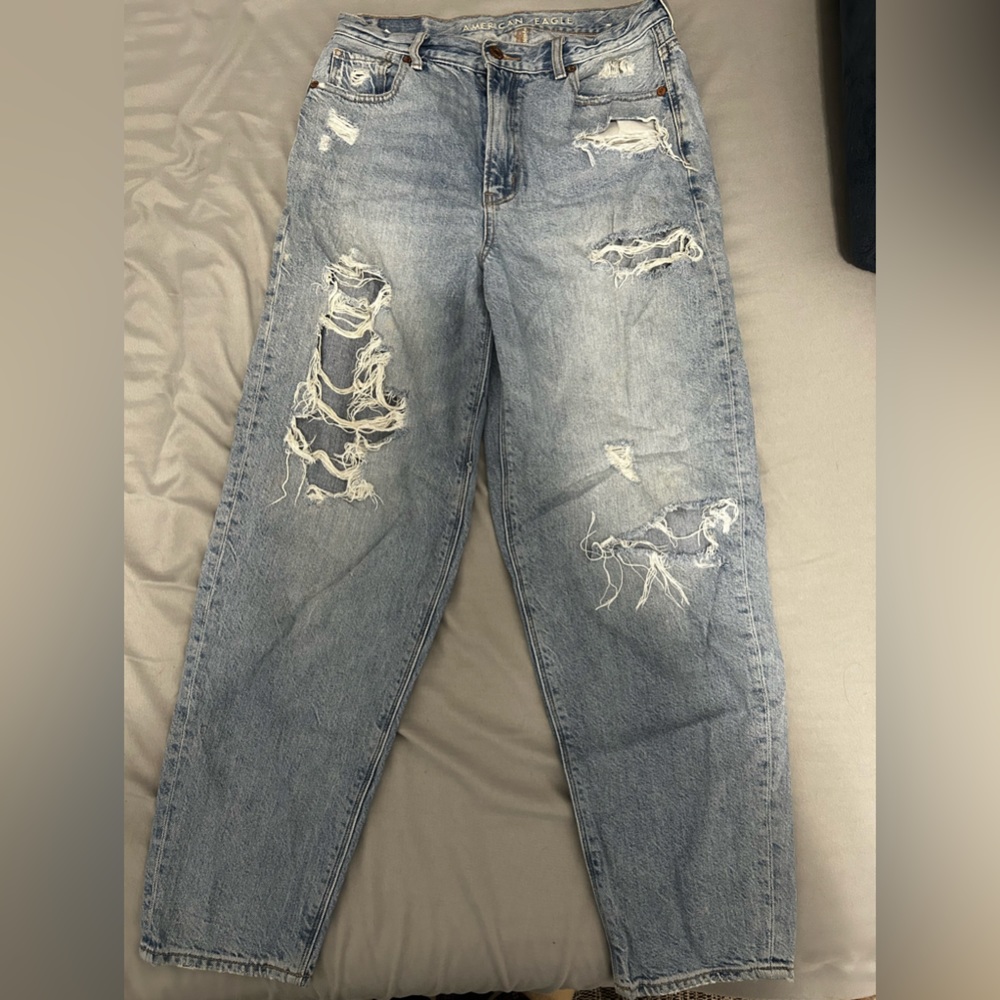American Eagle light denim distressed jeans